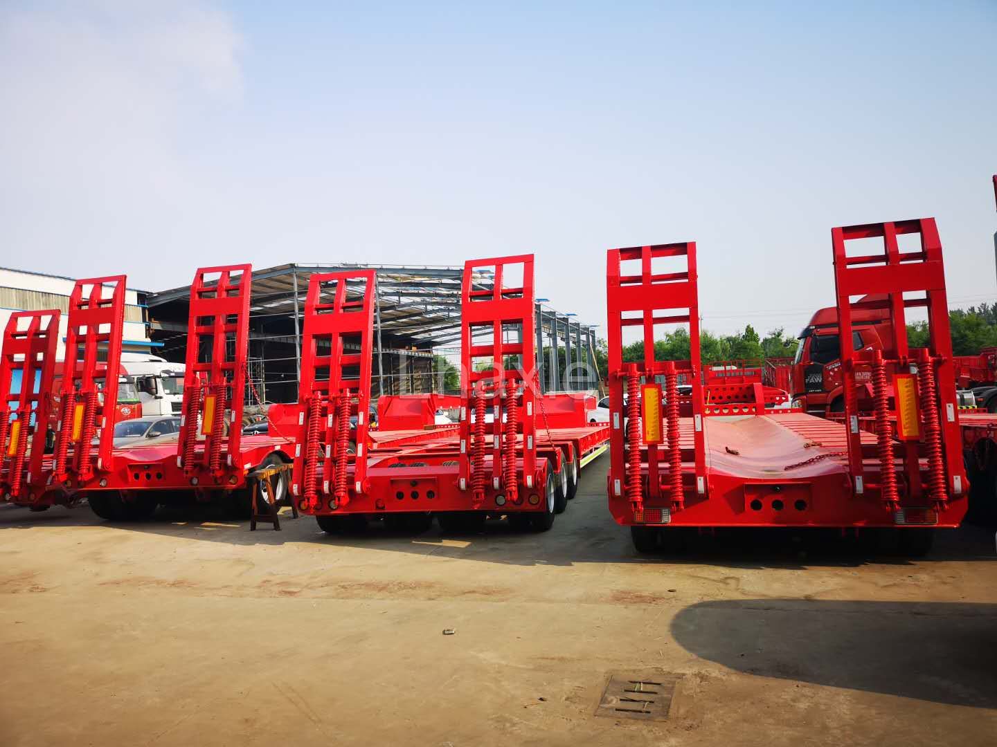 Low flatbed semi-trailer structure and loading